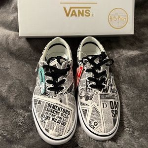 Nwt Harry Potter Daily Prophet Comfycush shoes. Women’s size 7 mens size 5.5